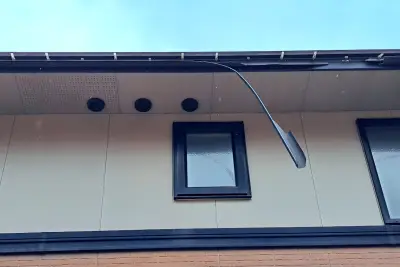 金具が外れている雨樋