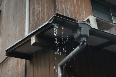 水が溢れ出している雨樋