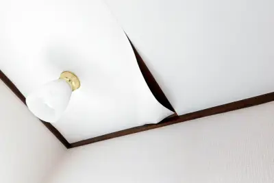 雨漏りによる壁紙の剥がれ